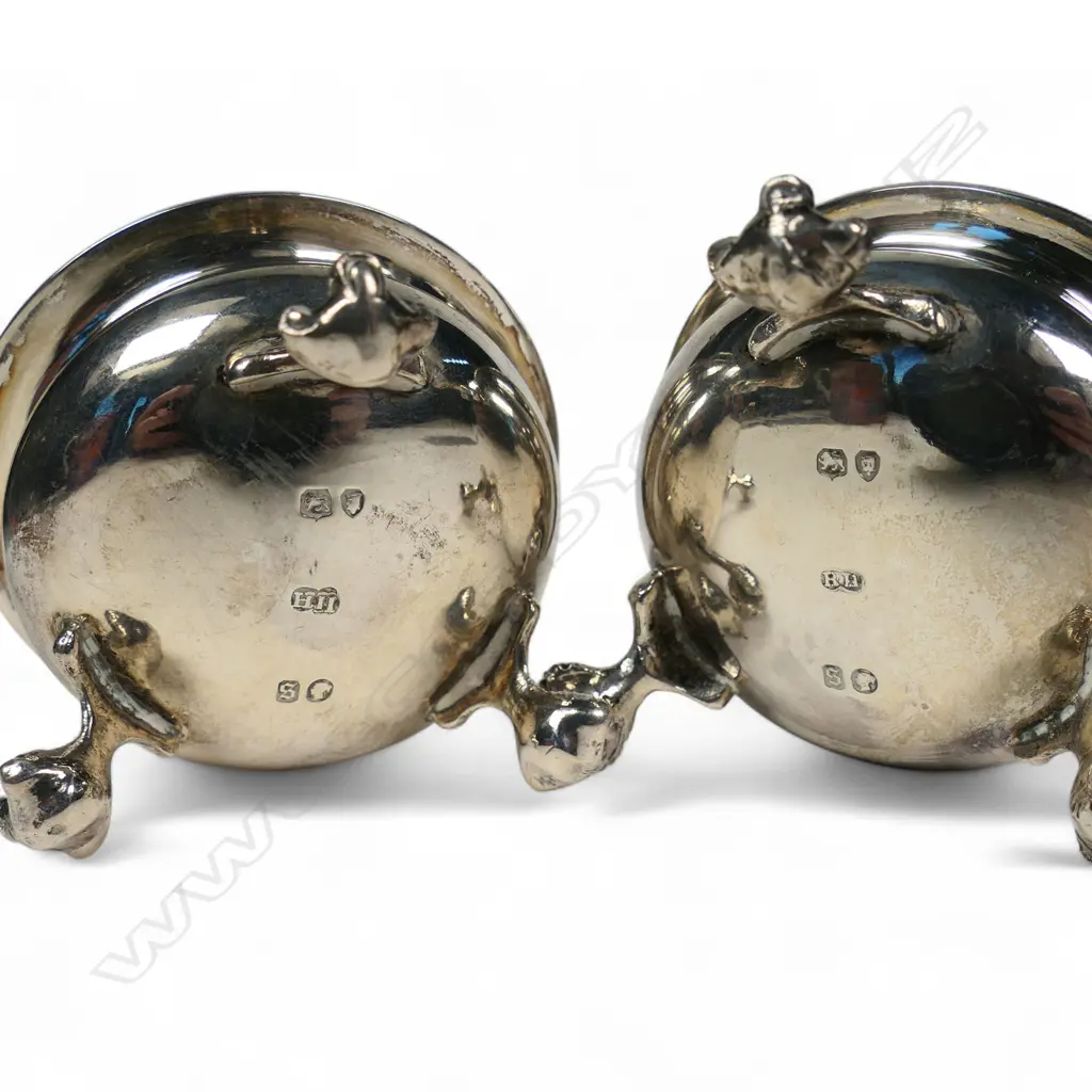 A pair of Victorian silver cauldron salts, Image 1++