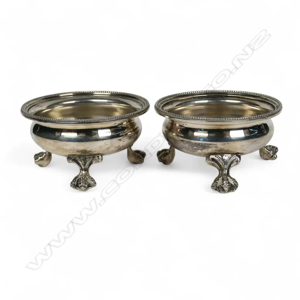 A pair of Victorian silver cauldron salts, Image 1++