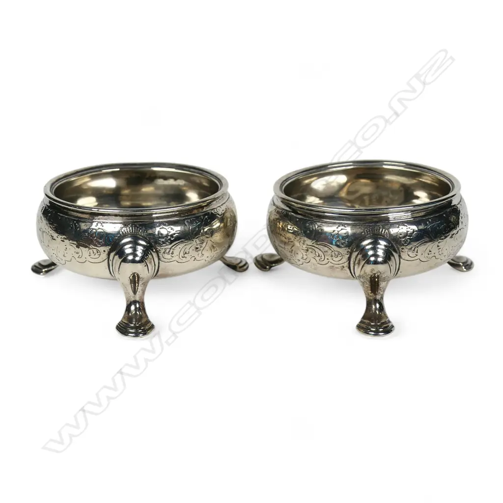 A pair of George II silver cauldron salts, Image 1++
