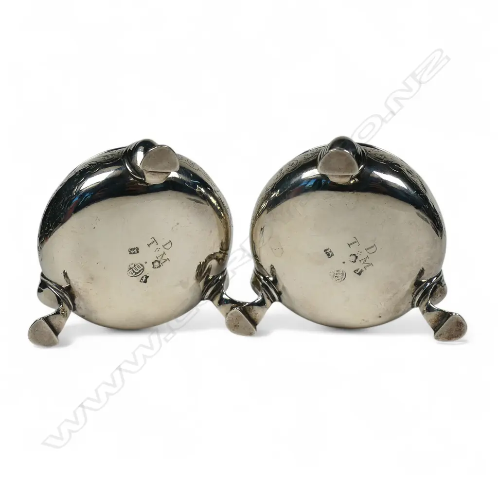A pair of George II silver cauldron salts, Image 1++