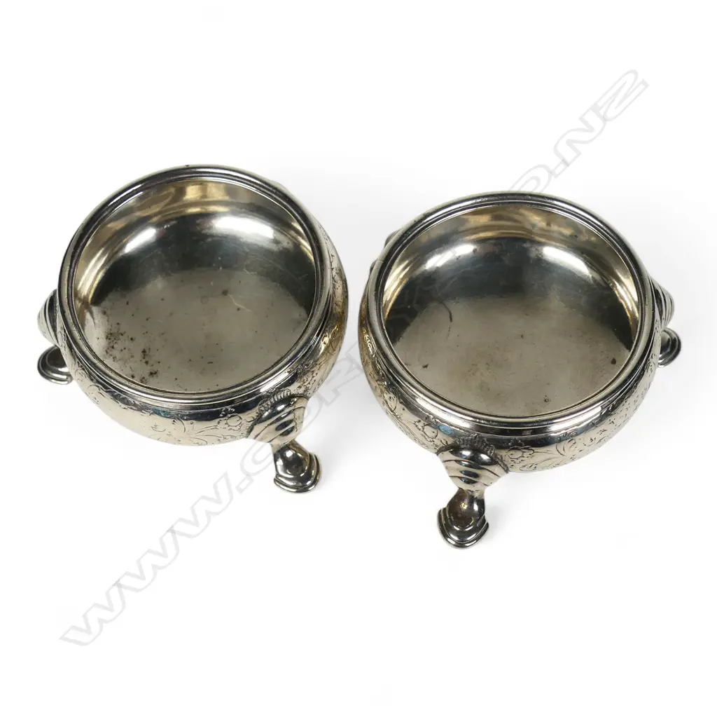 A pair of George II silver cauldron salts, Image 1++