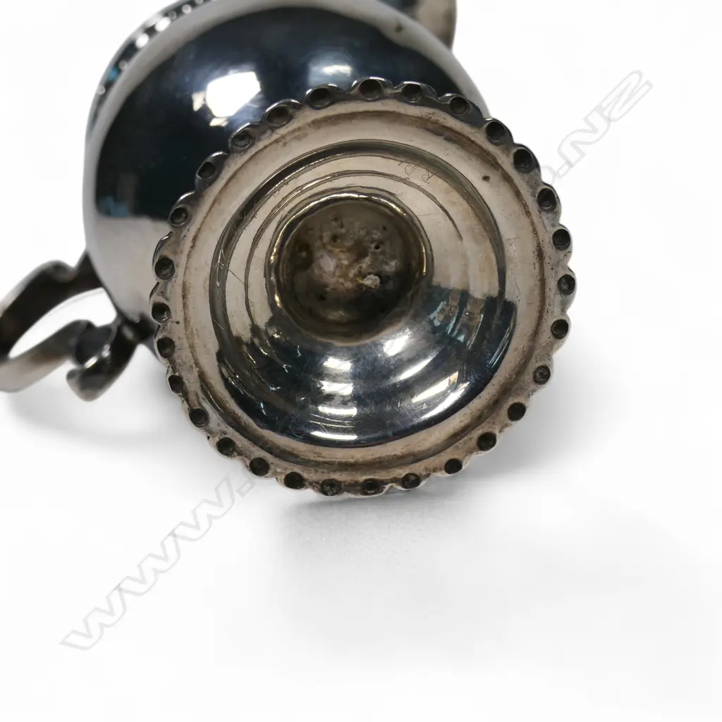 A George III silver cream jug, Image 1++