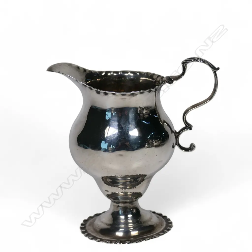 A George III silver cream jug, Image 1++