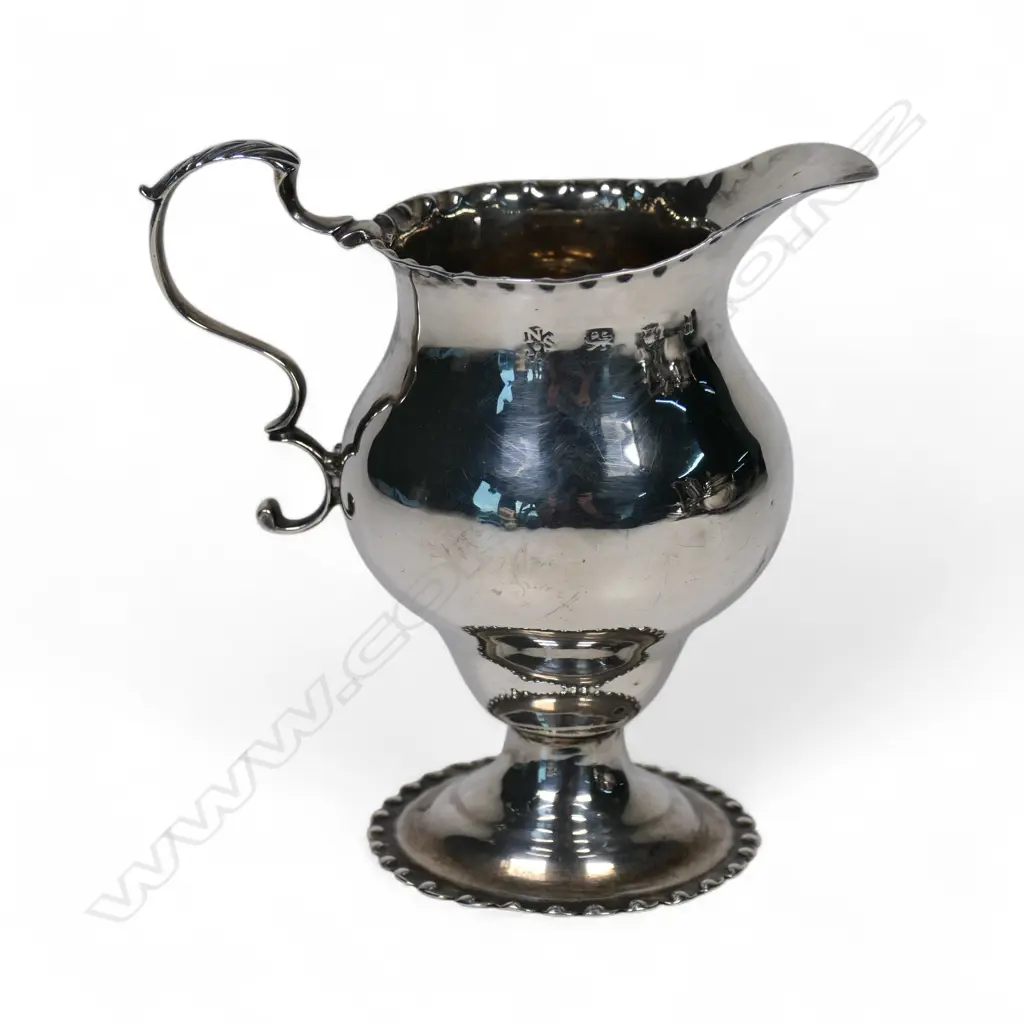 A George III silver cream jug, Image 1++