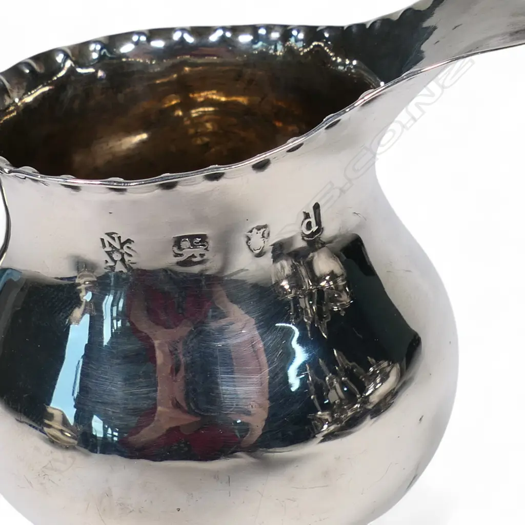 A George III silver cream jug, Image 1++