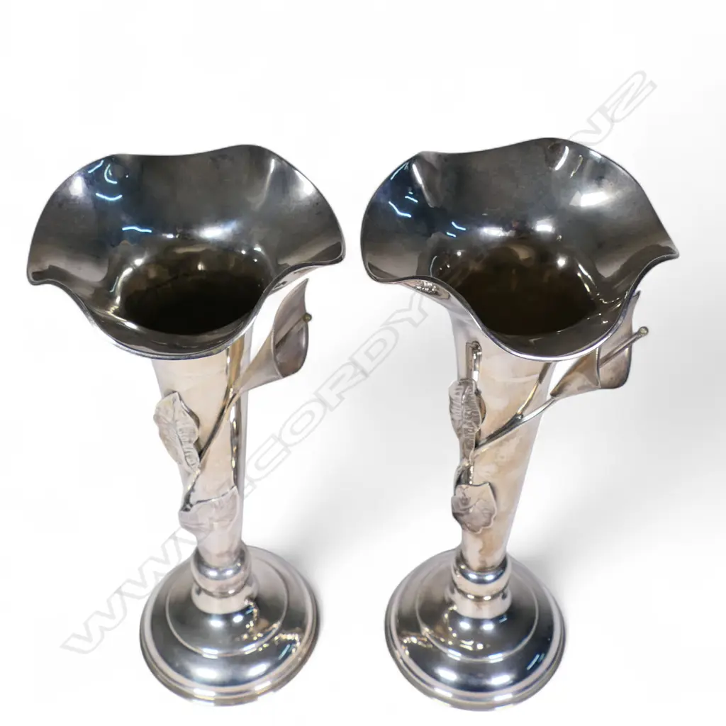 A pair of Indonesian silver trumpet vases, Image 1++