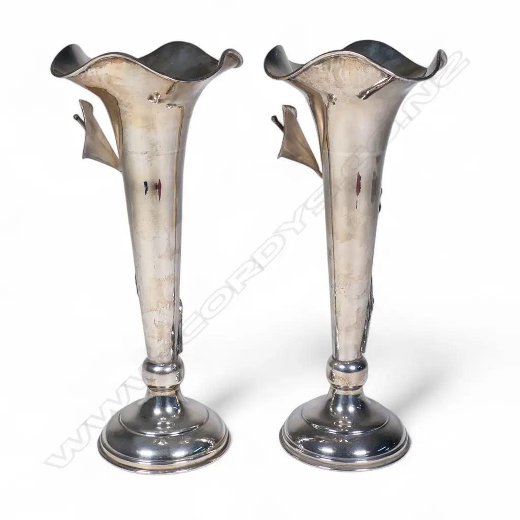 A pair of Indonesian silver trumpet vases, Image 1++