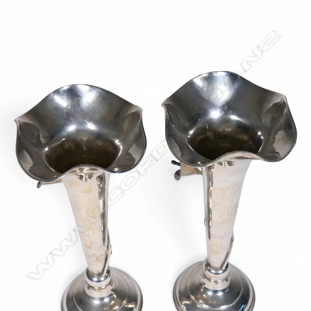 A pair of Indonesian silver trumpet vases, Image 1++