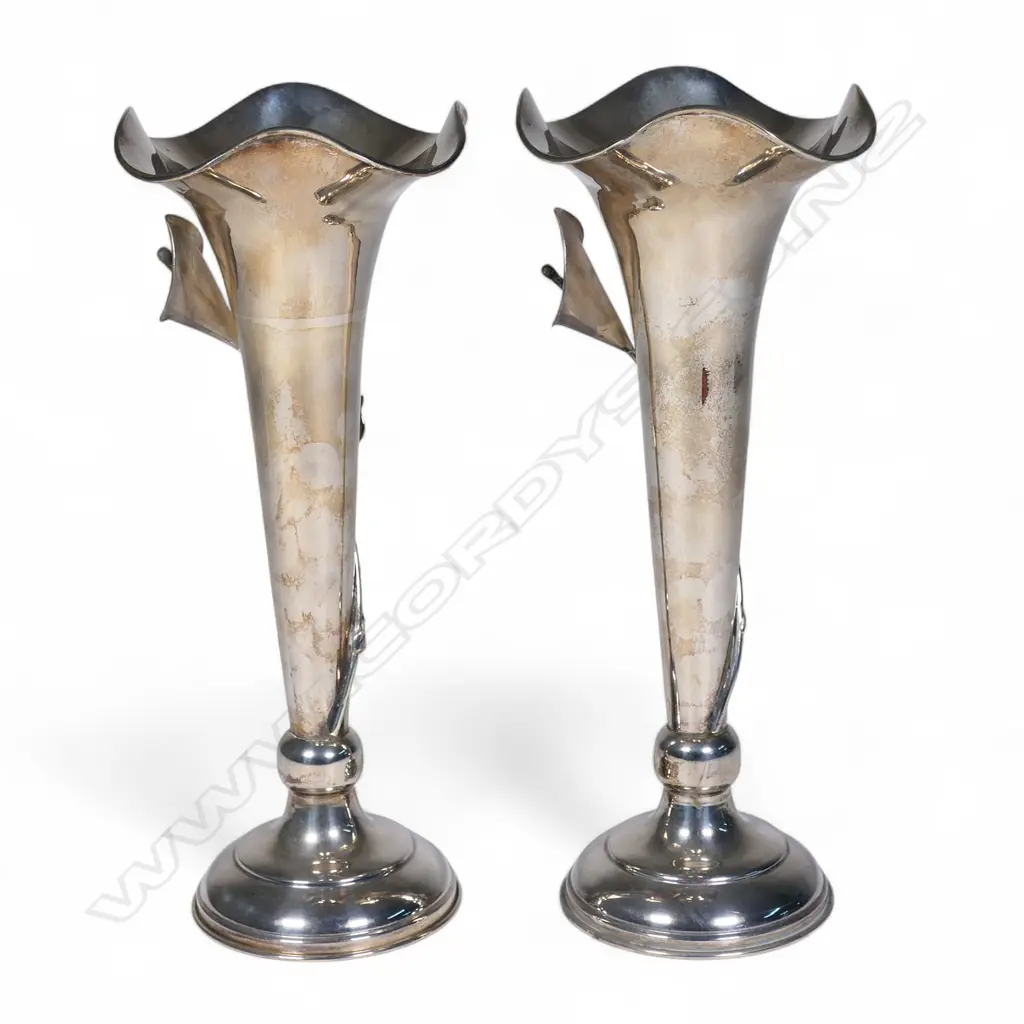 A pair of Indonesian silver trumpet vases, Image 1++