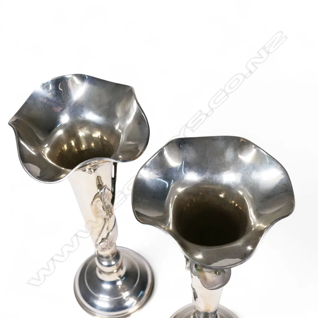 A pair of Indonesian silver trumpet vases, Image 1++