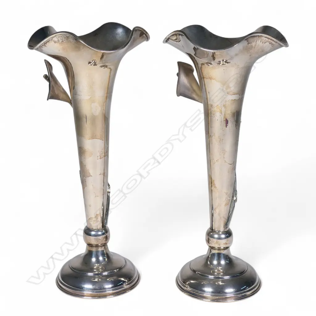 A pair of Indonesian silver trumpet vases, Image 1++