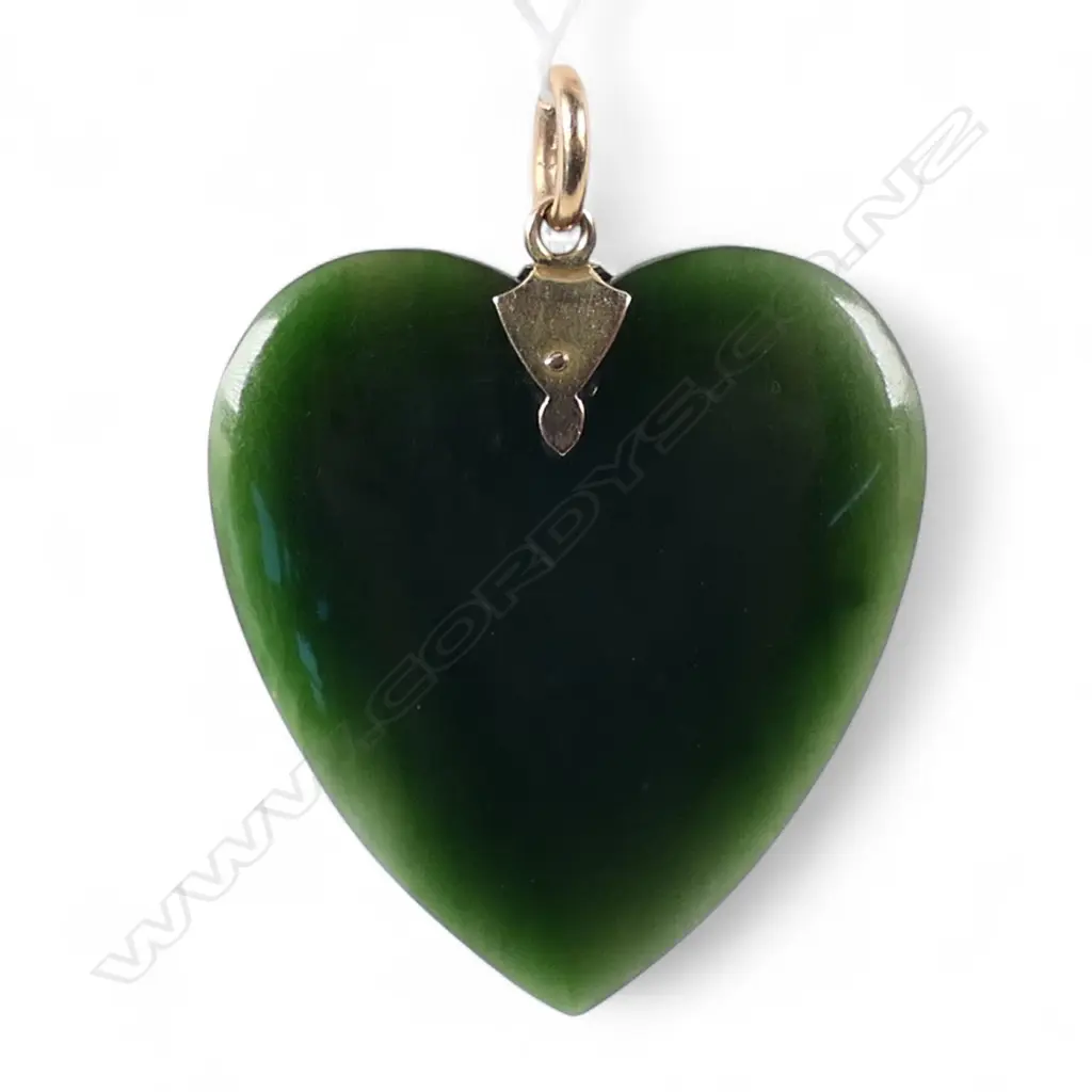 A c.1900 New Zealand pounamu and 9ct gold 'Kia Ora' heart brooch, Image 1++