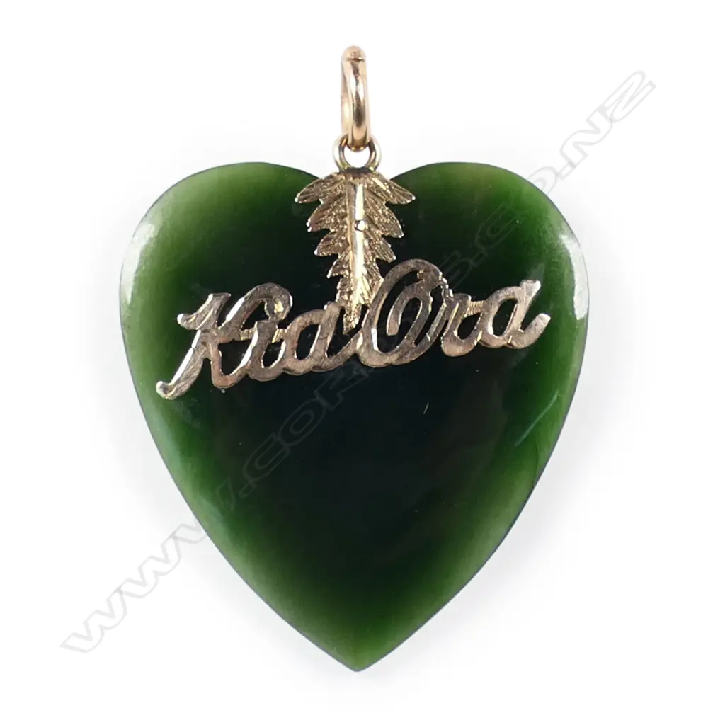 A c.1900 New Zealand pounamu and 9ct gold 'Kia Ora' heart brooch, Image 1++