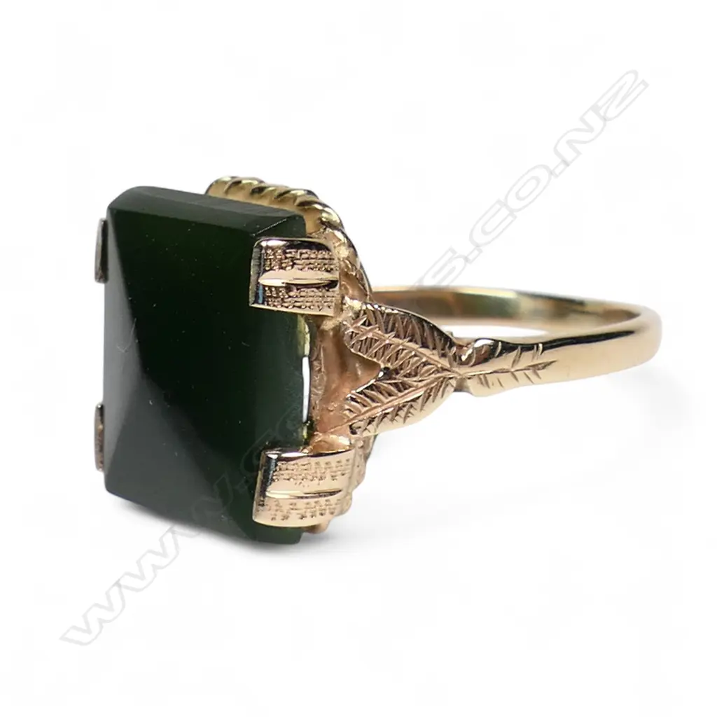 A vintage 9ct gold and pounamu ring, Image 1++