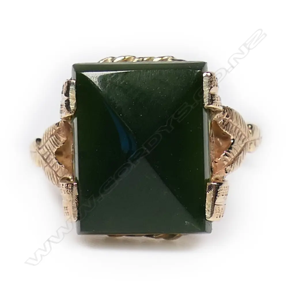 A vintage 9ct gold and pounamu ring, Image 1++