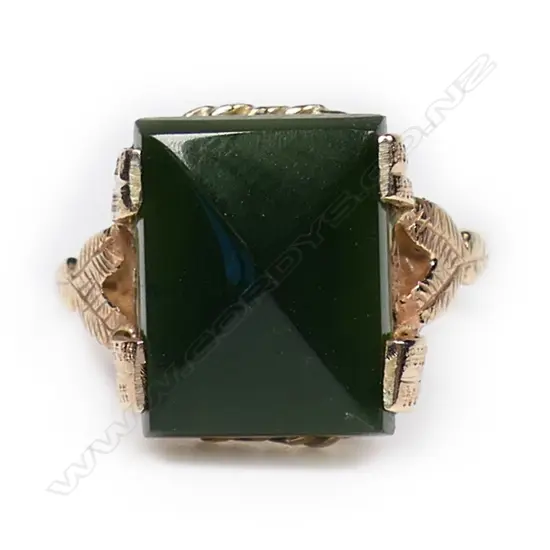 A vintage 9ct gold and pounamu ring,