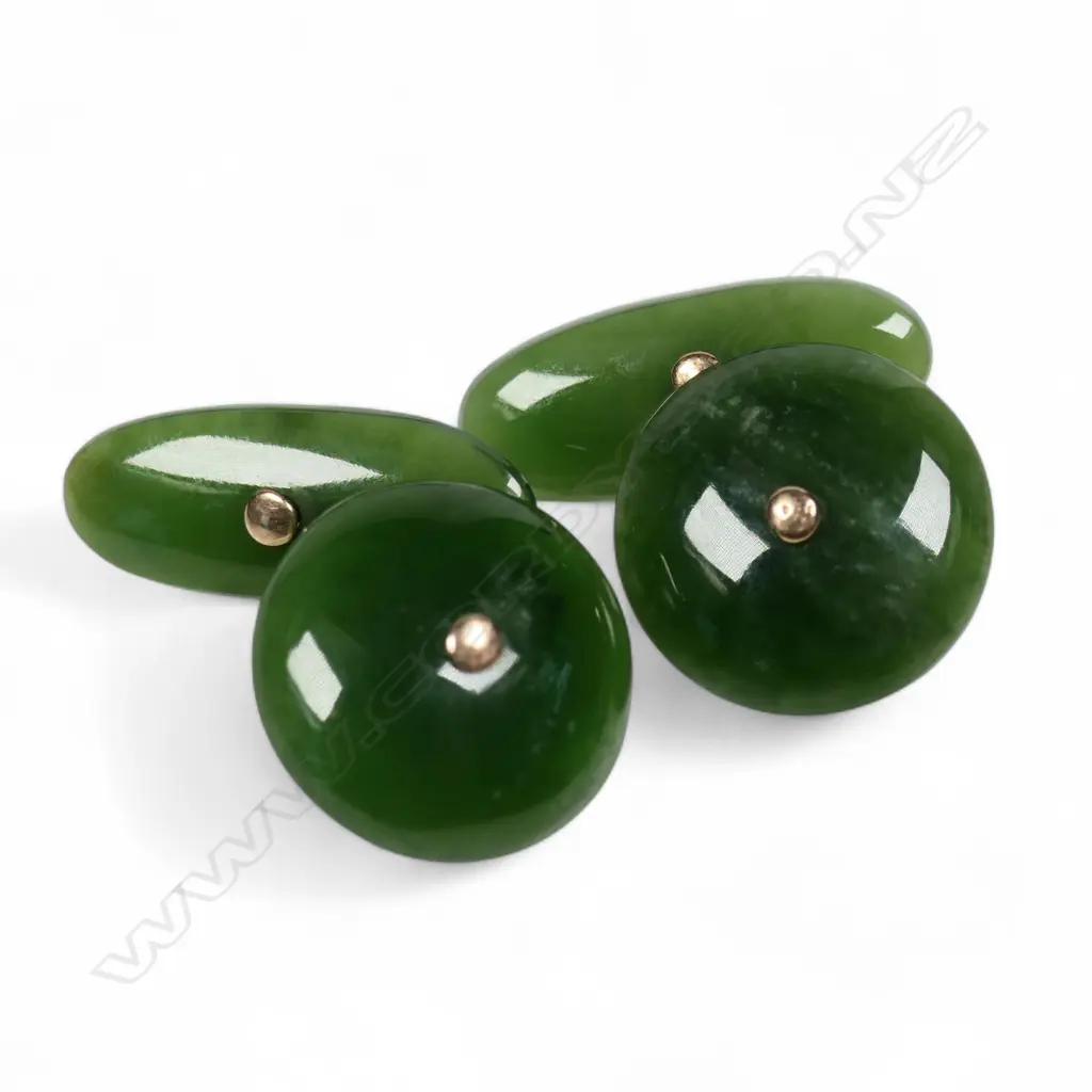 A pair of early 20thC pounamu and 9ct gold cufflinks, Image 1++