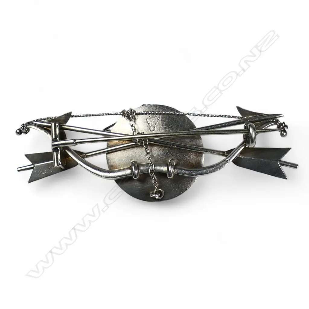 An uncommon late Victorian silver and agate bow arrows and target brooch, Image 1++