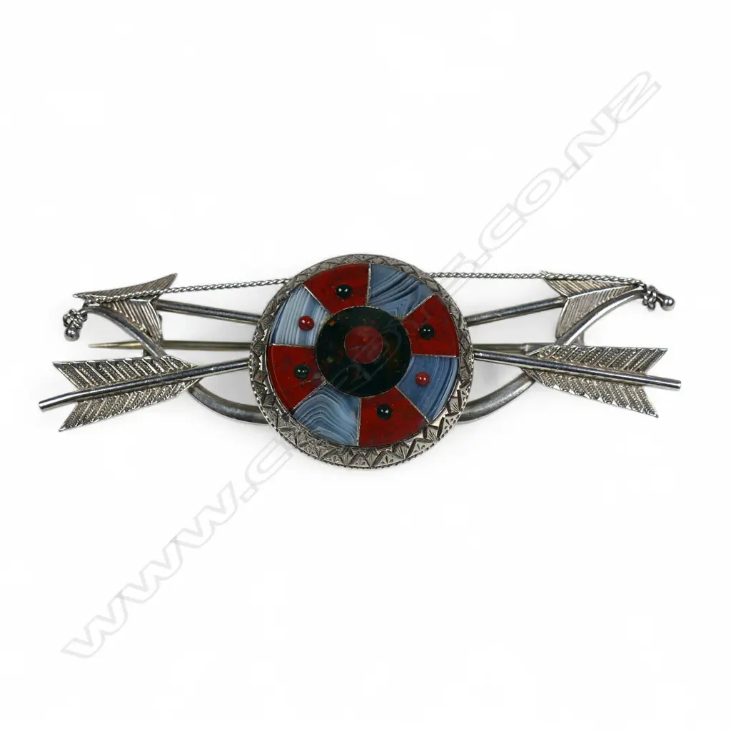 An uncommon late Victorian silver and agate bow arrows and target brooch, Image 1++
