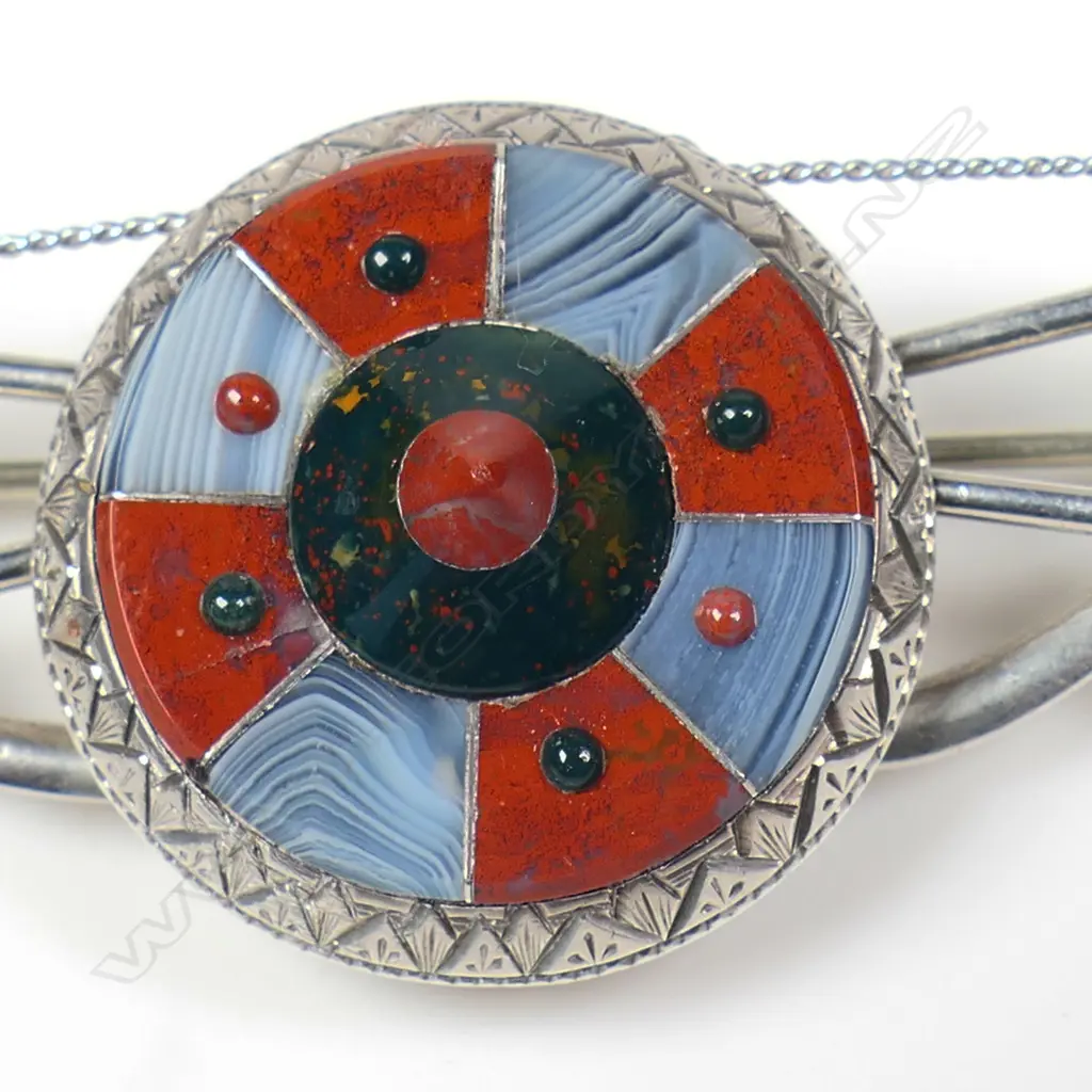An uncommon late Victorian silver and agate bow arrows and target brooch, Image 1++