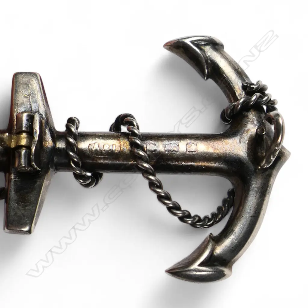 A late Victorian Scottish silver and agate fouled anchor brooch, Image 1++