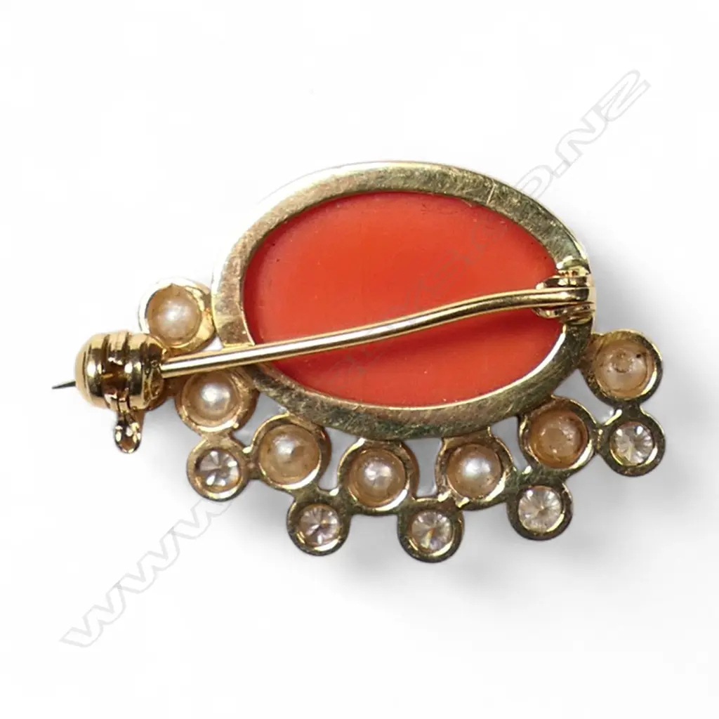 An 18ct gold coral pearl and diamond brooch, Image 1++