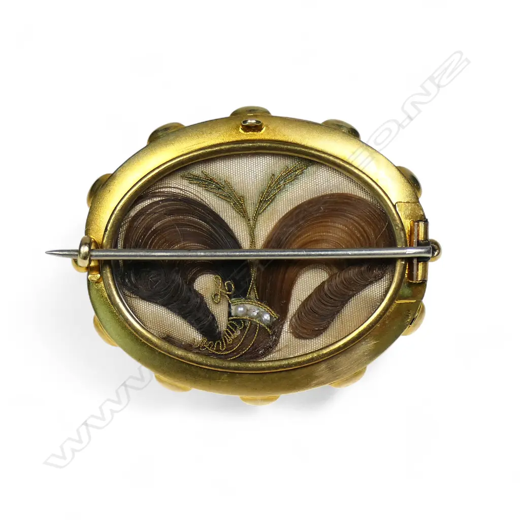 A quality late 19thC Etruscan style 9ct bright gilded rose gold and diamond brooch, Image 1++