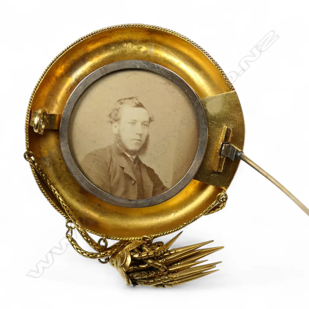 An impressive large 19thC bright gilded 9ct gold fancy brooch, Image 1++