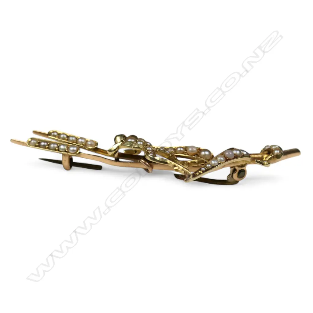 An Edwardian gold and seed pearl frog on reeds brooch, Image 1++