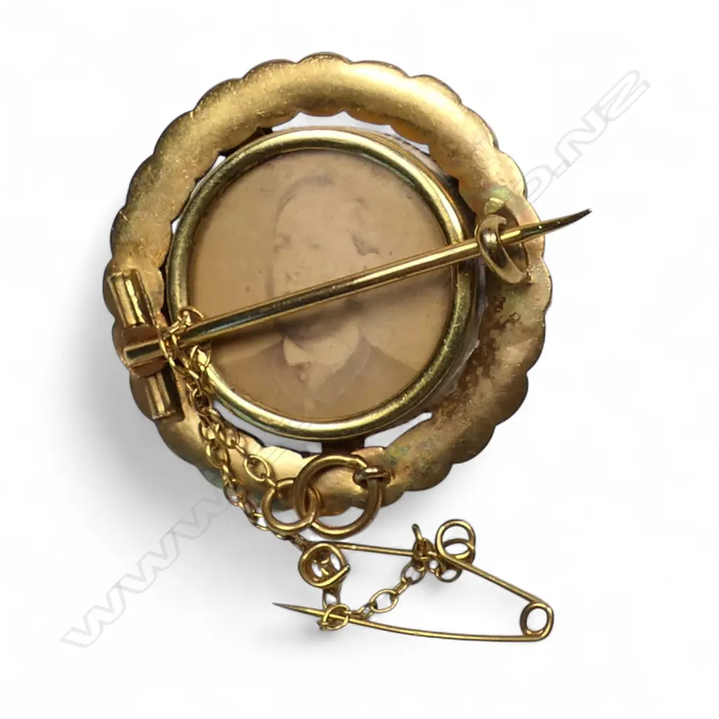 A Victorian 9ct gilded gold and turquoise target brooch, Image 1++