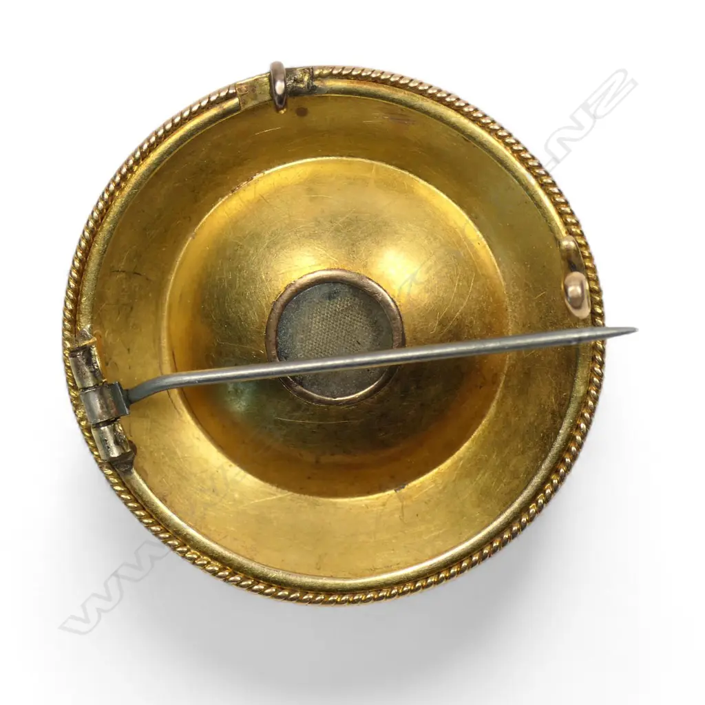 A Victorian Etruscan 15ct matt gilded gold brooch, Image 1++