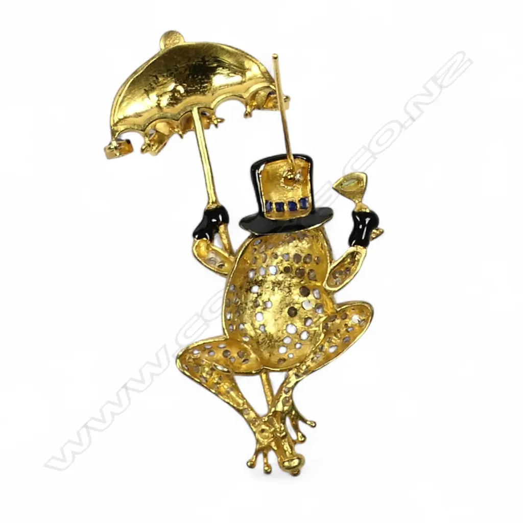 A silver gilt figural brooch, Image 1++