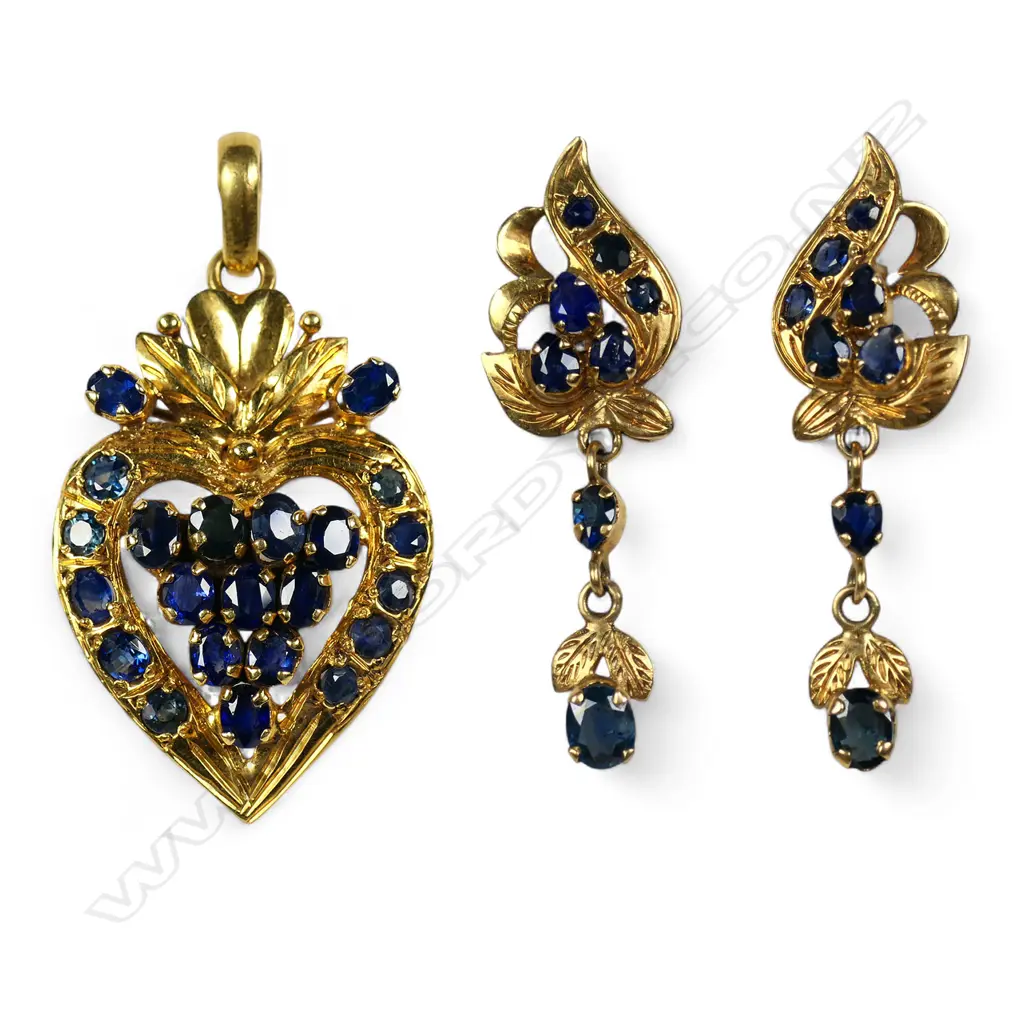 A 22ct gold sapphire pendant and earring set, Image 1++