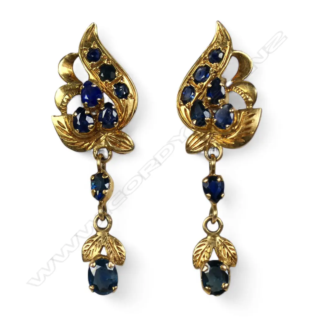 A 22ct gold sapphire pendant and earring set, Image 1++