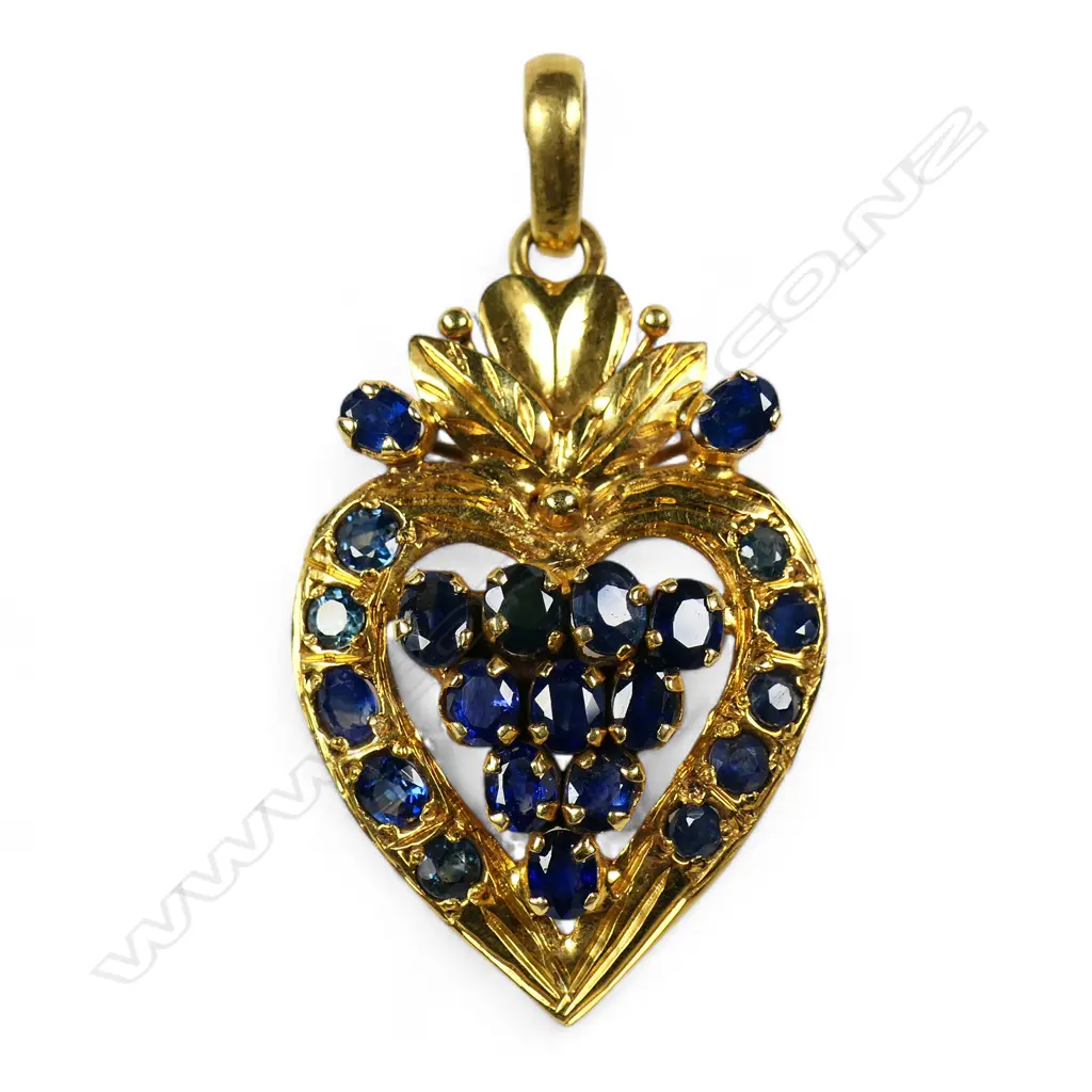 A 22ct gold sapphire pendant and earring set, Image 1++