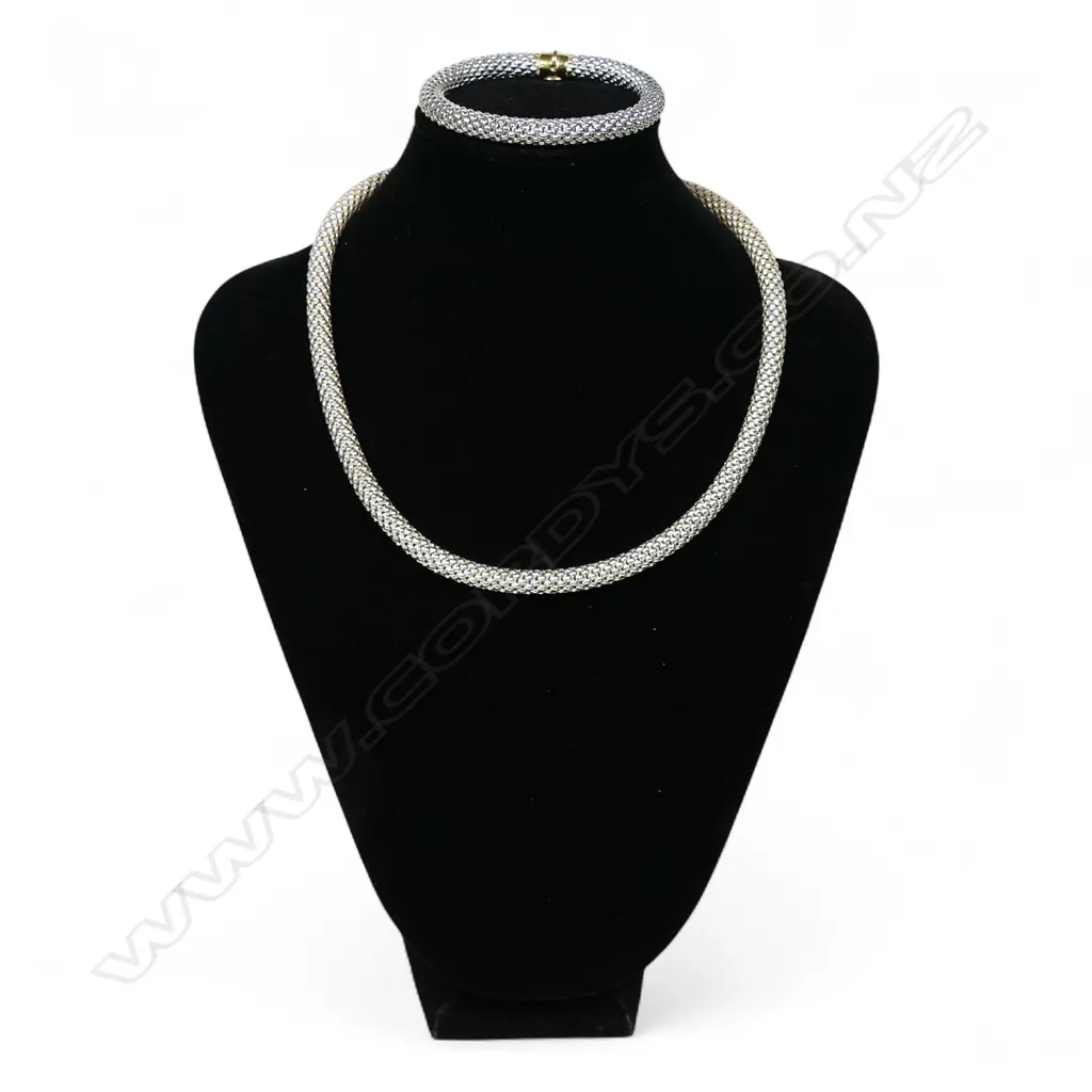 An 18ct white gold necklace and bracelet set, Image 1++