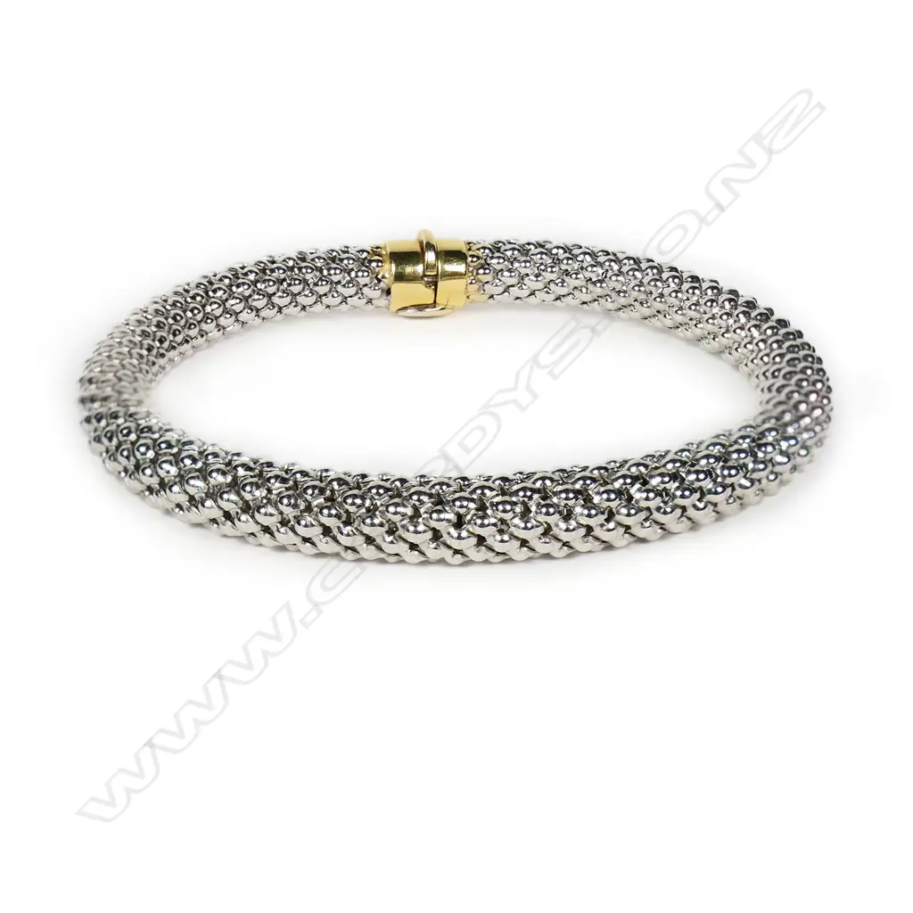 An 18ct white gold necklace and bracelet set, Image 1++
