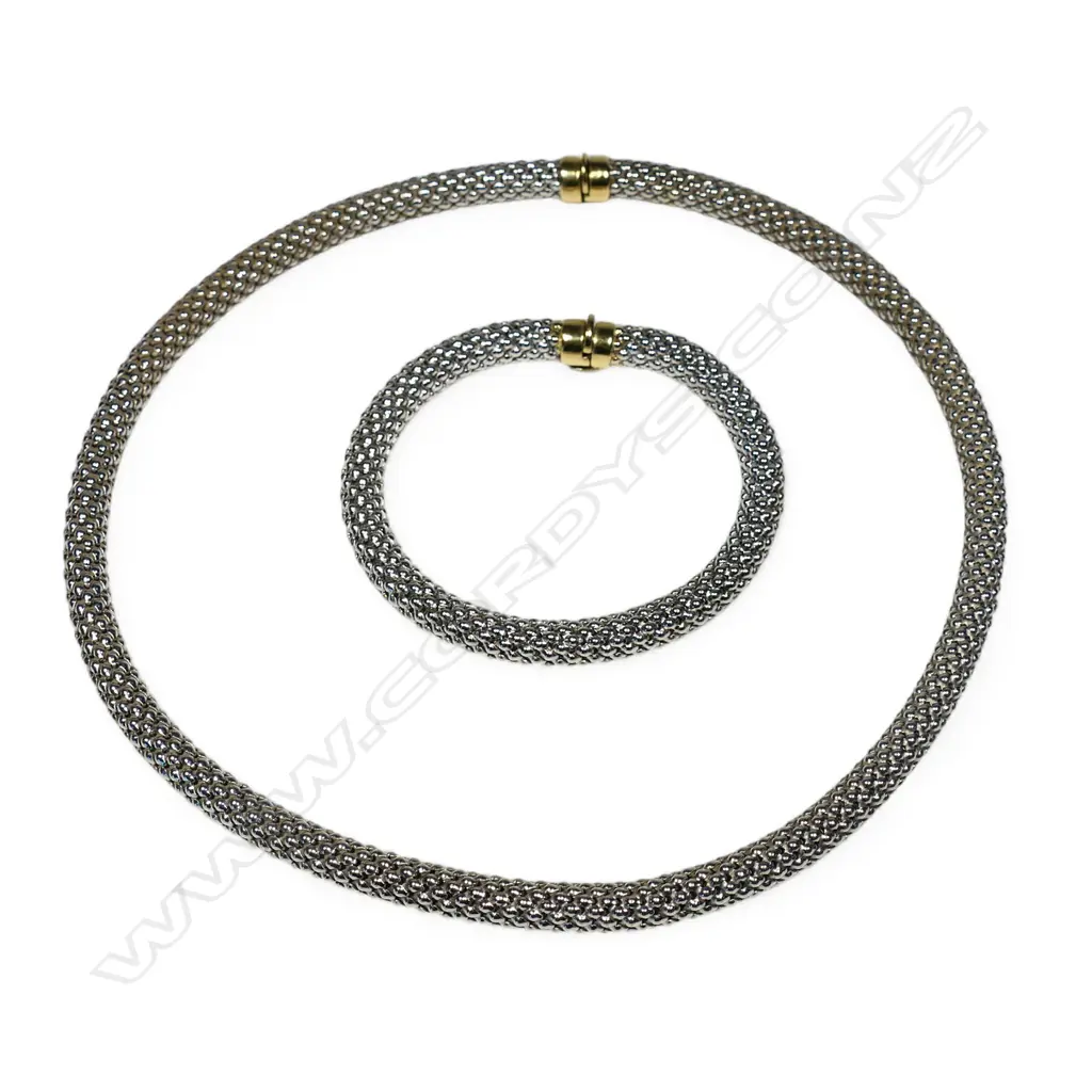 An 18ct white gold necklace and bracelet set, Image 1++