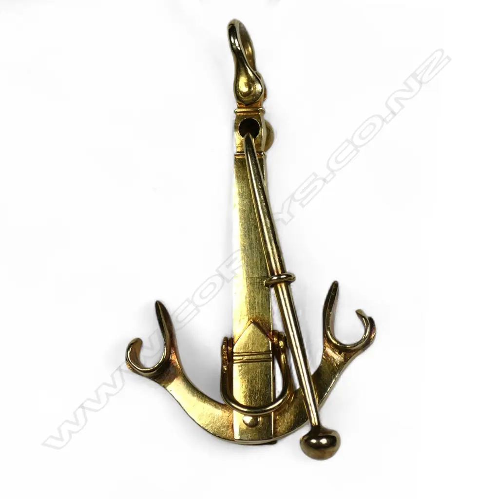 A 14ct gold anchor pendant and 9ct gold earring set, Image 1++