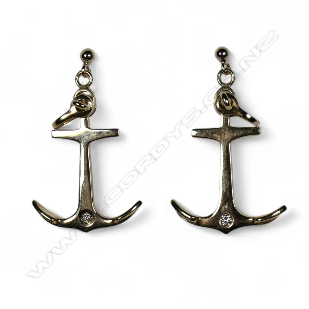 A 14ct gold anchor pendant and 9ct gold earring set, Image 1++