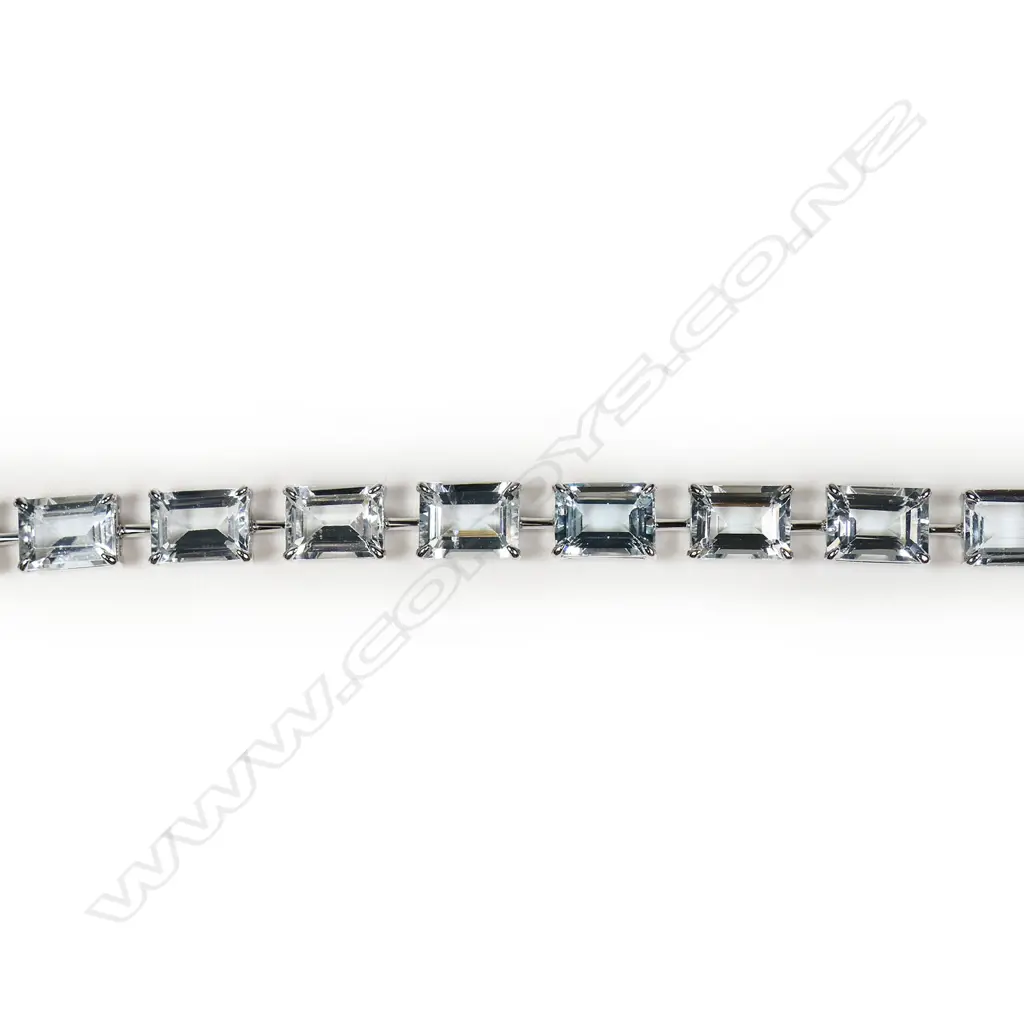 A 9ct white gold and aquamarine bracelet, Image 1++