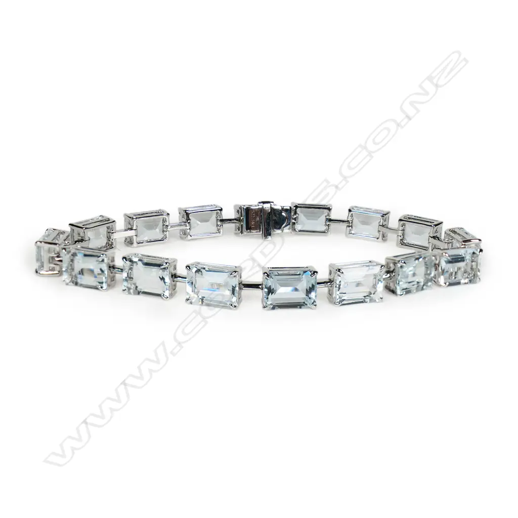 A 9ct white gold and aquamarine bracelet, Image 1++