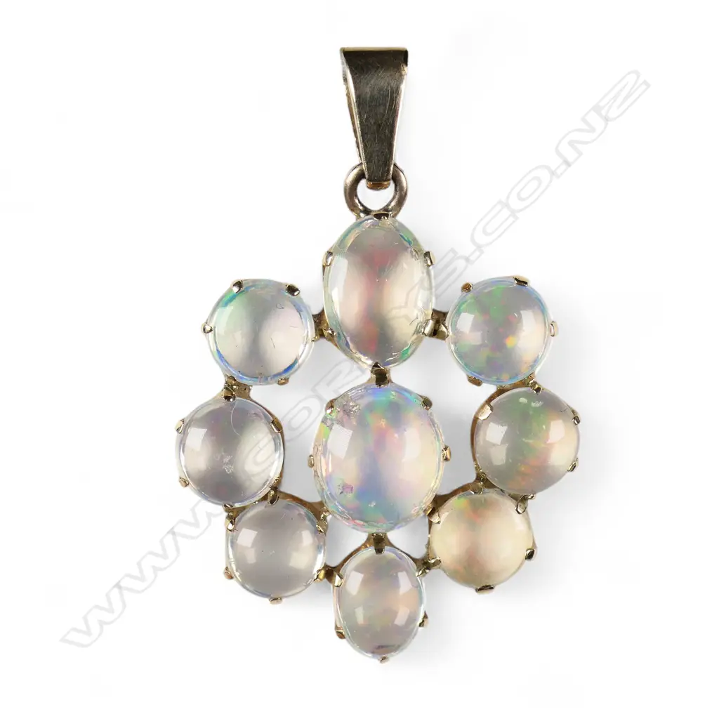 A vintage 9ct gold and moonstone cluster pendant, Image 1++