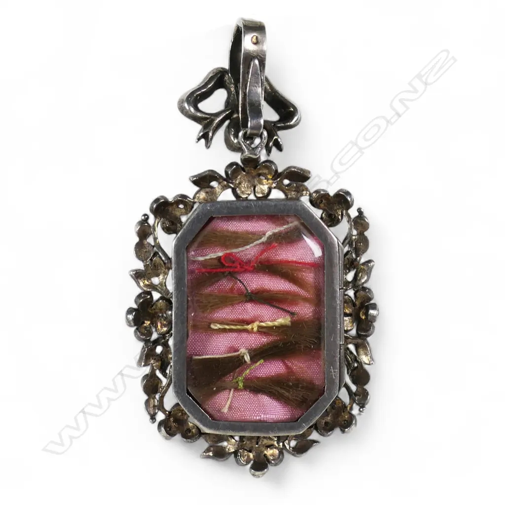 A Georgian silver gilt and paste mourning pendant, Image 1++