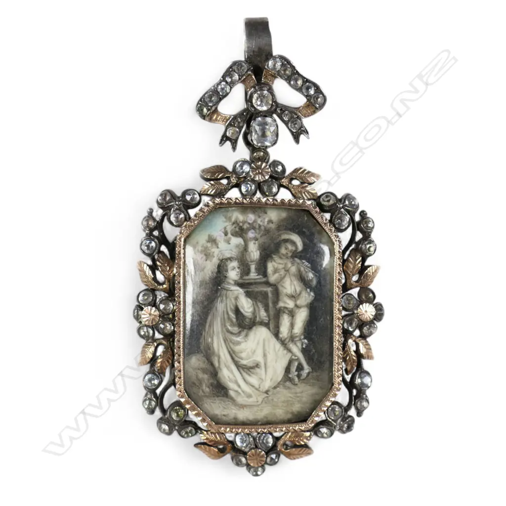 A Georgian silver gilt and paste mourning pendant, Image 1++