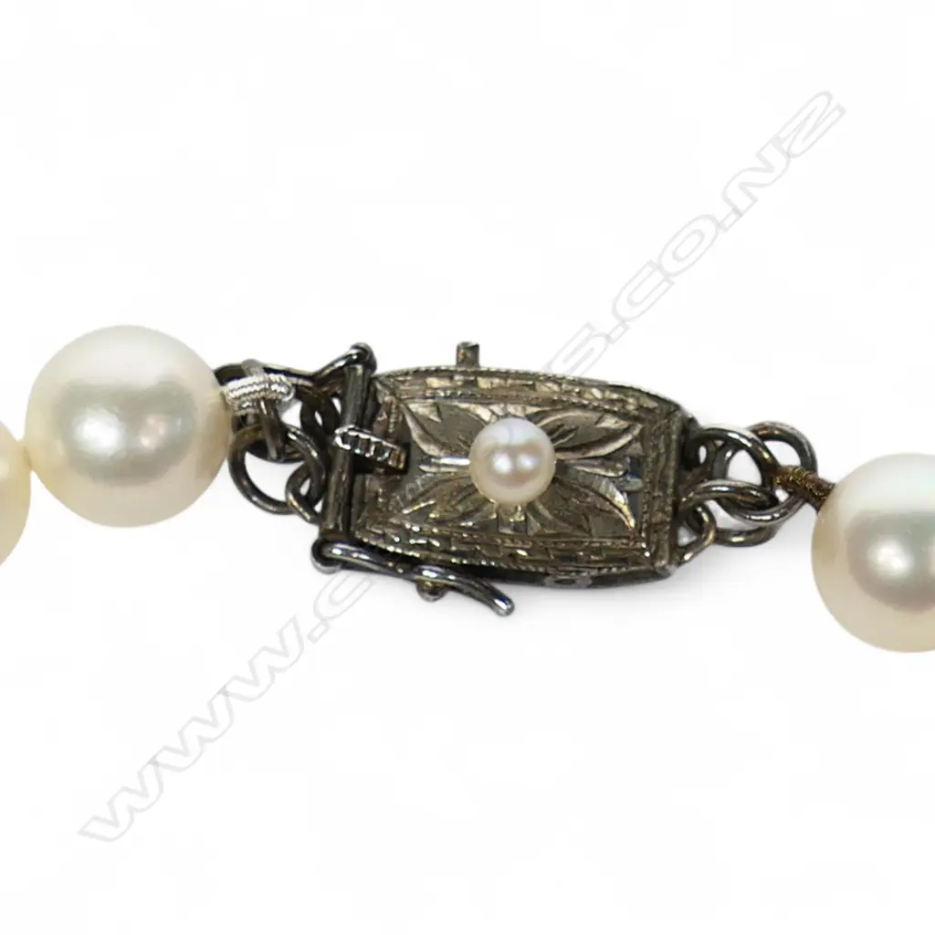 An Akoya pearl necklace, Image 1++