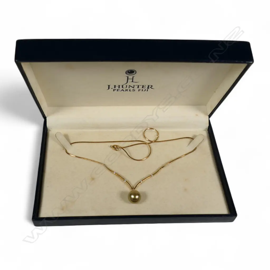 An 18ct gold diamond and pearl necklace, Image 1++