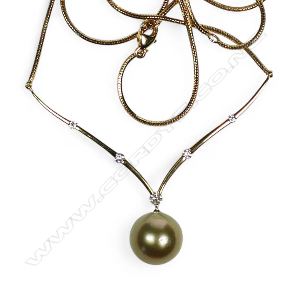 An 18ct gold diamond and pearl necklace, Image 1++