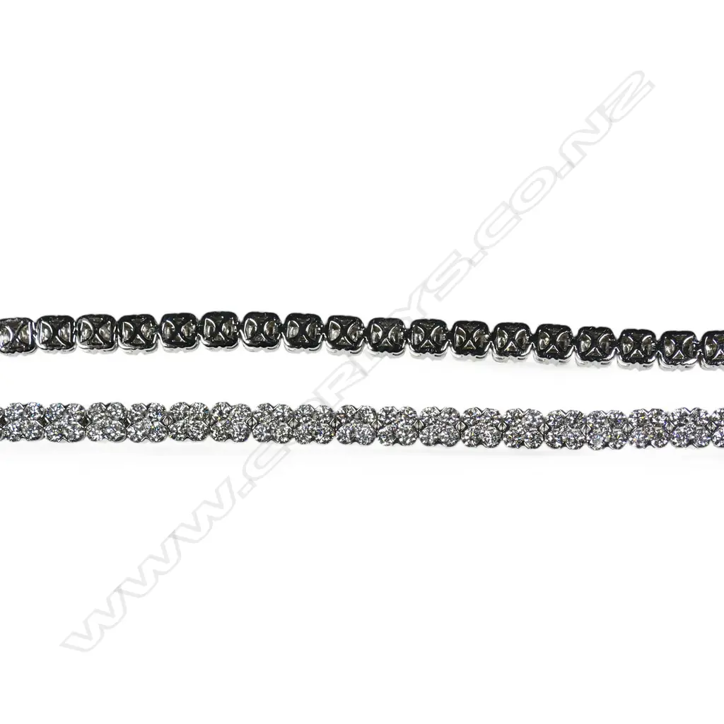 An impressive fully diamond set graduating necklace, Image 1++
