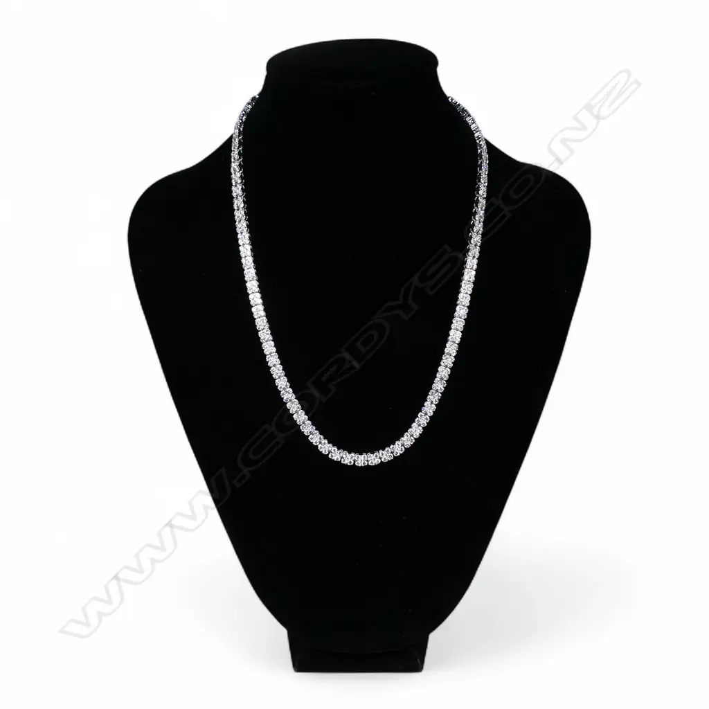 An impressive fully diamond set graduating necklace, Image 1++